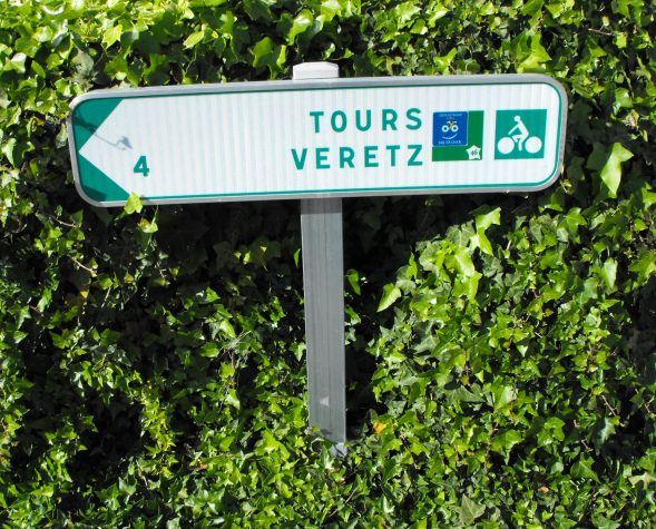 Panneau de direction vers Tours et Veretz