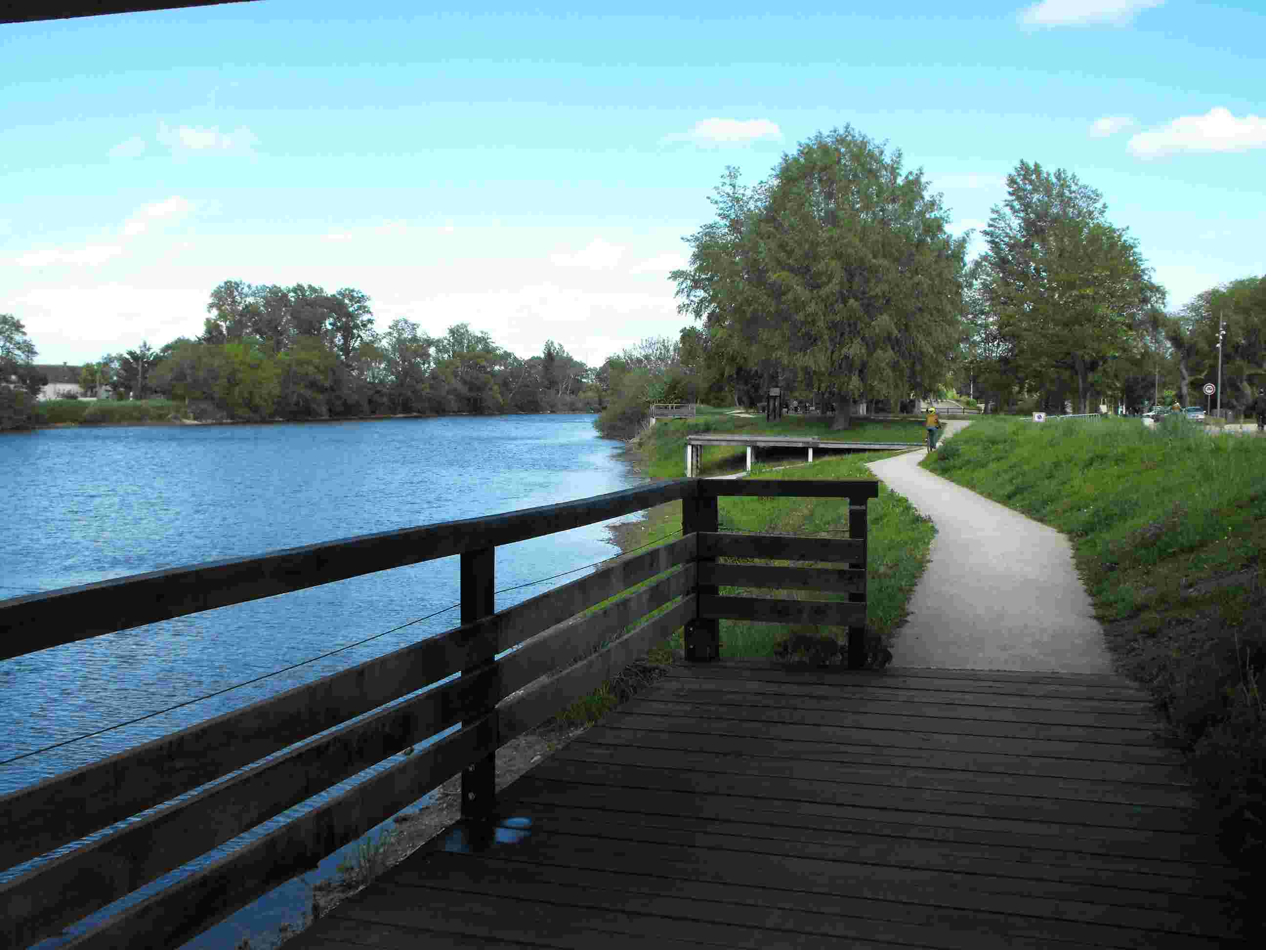 Ponton en bois et aire de pique nique  Azay sur Cher