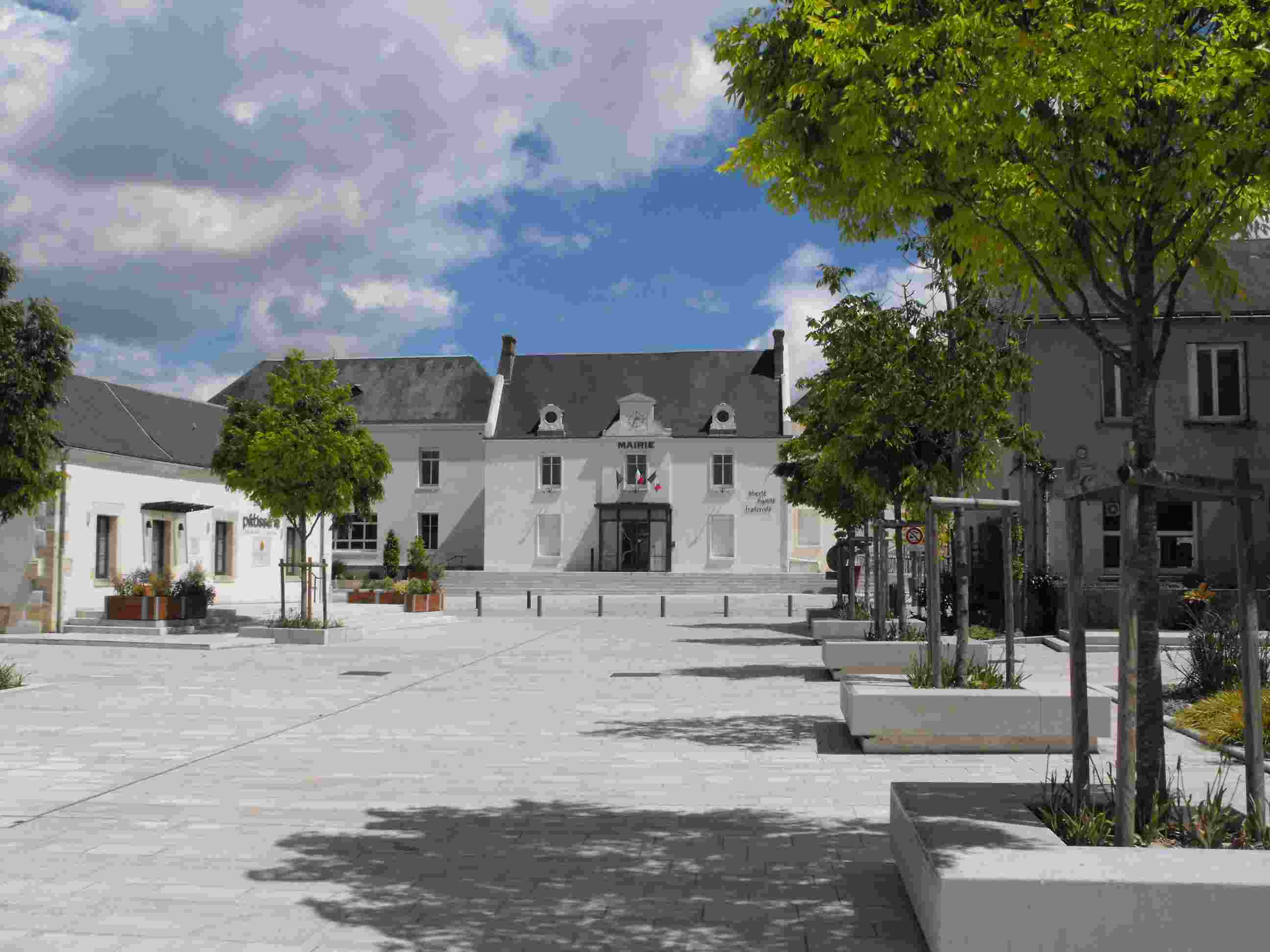 Place de la mairie de Montlouis et commerces